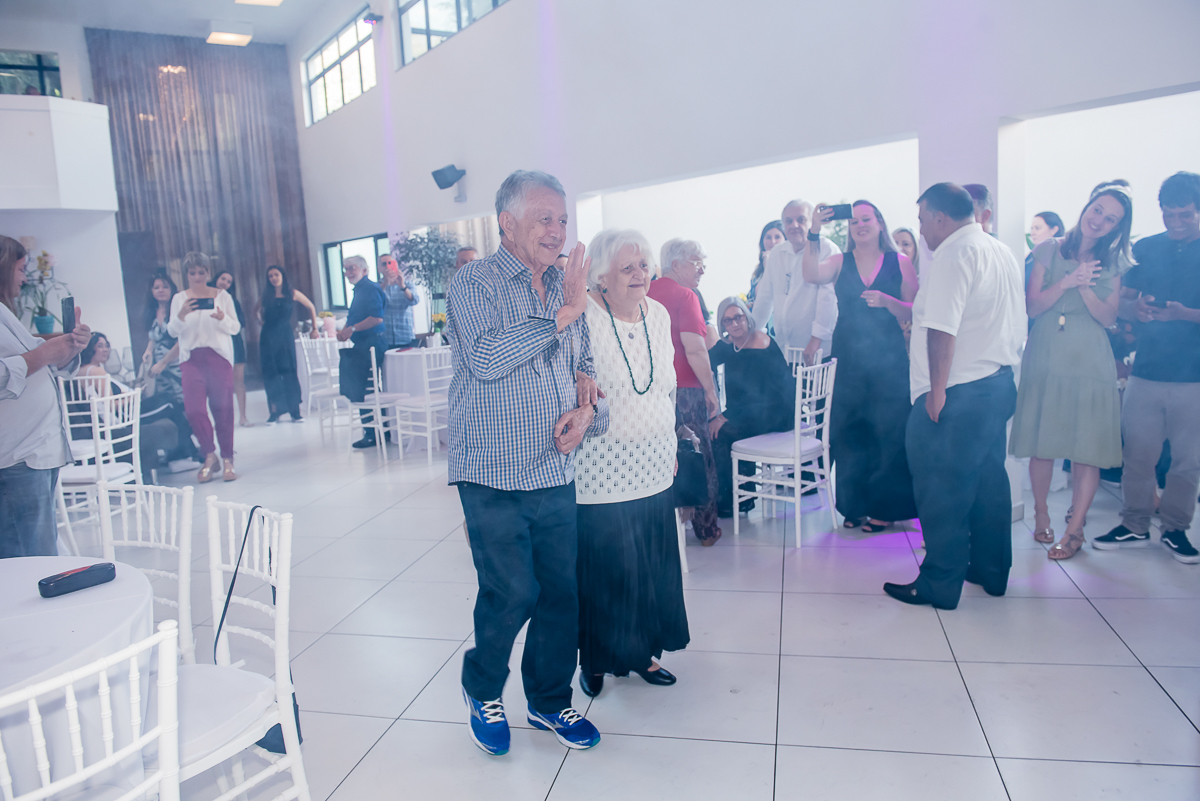 todos os recebem com palmas