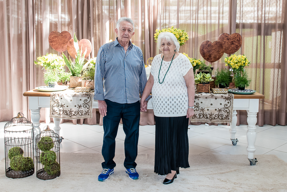 chegada do casal para comemoração de suas bodas de ouro