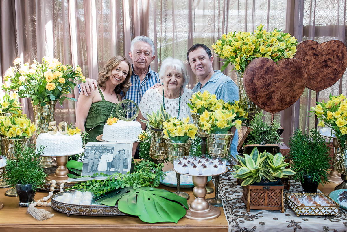 os filhos fazem a foto com o casal