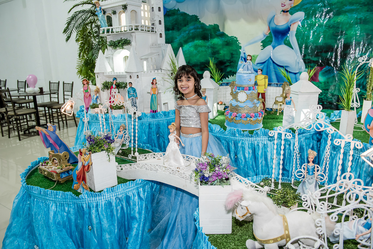 muito linda posa para a foto na mesa decorada