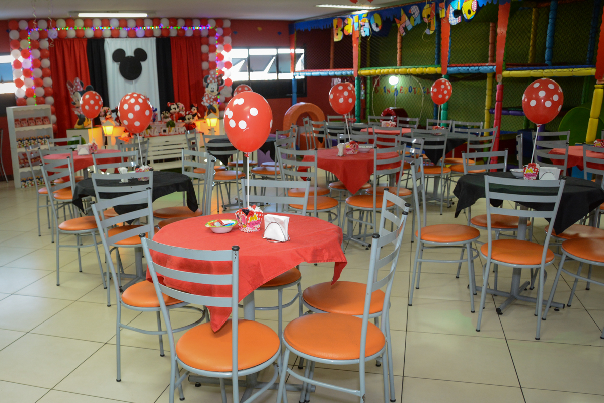 Fotografia do salão enfeitado com bexigas na Festa infantil, Ana Clara 2 aninhos, tema da festa Minie Vermelha, Buffet Balão Mágico, Osaco, SP
