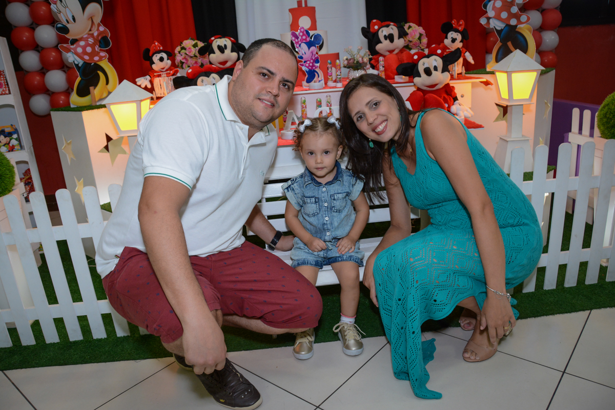 fotografia da família na Festa infantil, Ana Clara 2 aninhos, tema da festa Minie Vermelha, Buffet Balão Mágico, Osaco, SP