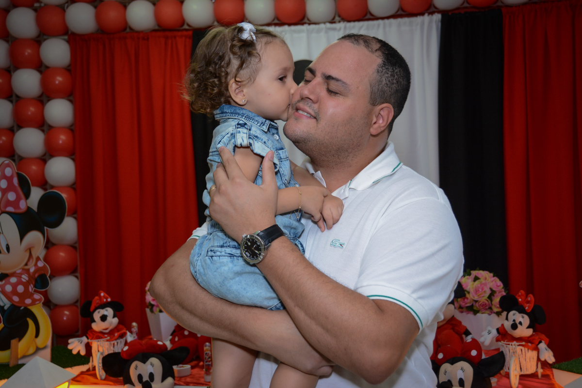 carinho gostoso do papai na Festa infantil, Ana Clara 2 aninhos, tema da festa Minie Vermelha, Buffet Balão Mágico, Osaco, SP
