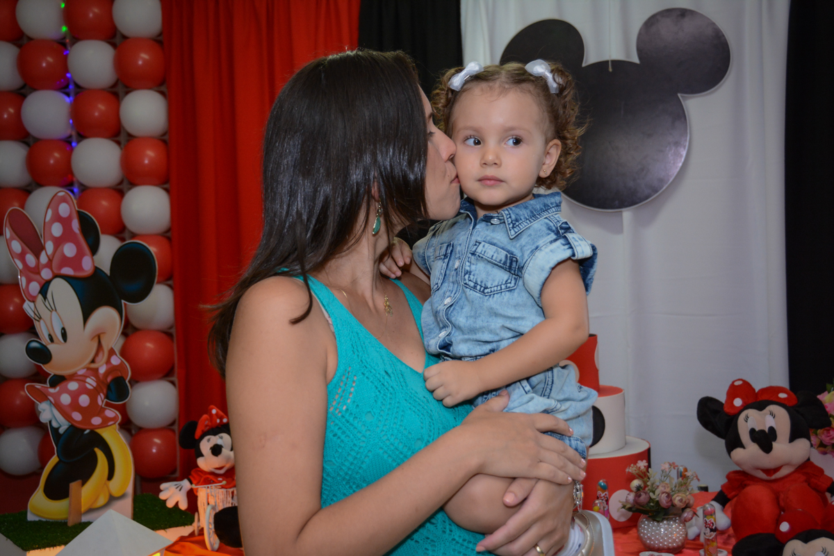 ganhando beijinho da mamãe na Festa infantil, Ana Clara 2 aninhos, tema da festa Minie Vermelha, Buffet Balão Mágico, Osaco, SP