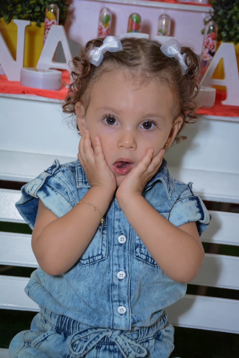 pose para foto na Festa infantil, Ana Clara 2 aninhos, tema da festa Minie Vermelha, Buffet Balão Mágico, Osaco, SP