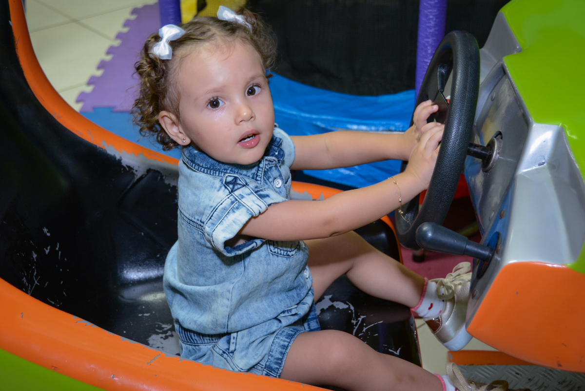 posando para fotografia no carrinho de corridas no Festa infantil, Ana Clara 2 aninhos, tema da festa Minie Vermelha, Buffet Balão Mágico, Osaco, SP