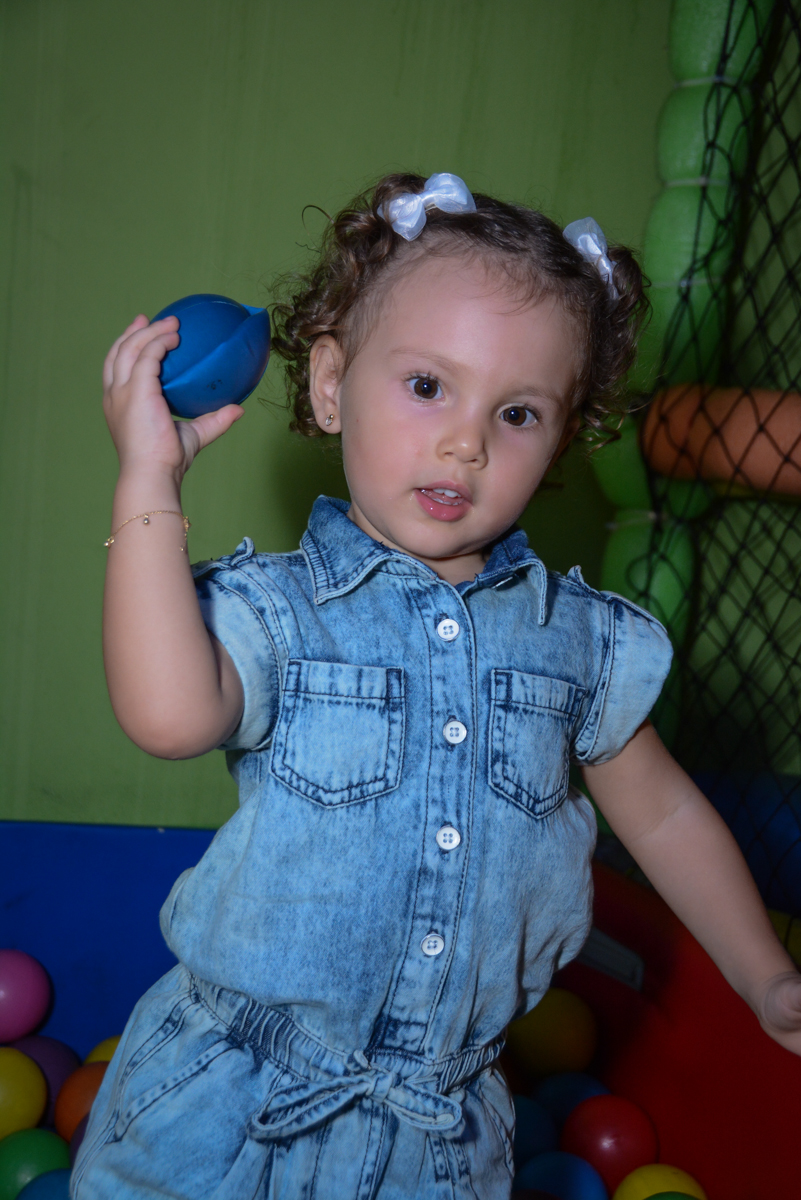 se preparando para brincar no jogo de disco no Festa infantil, Ana Clara 2 aninhos, tema da festa Minie Vermelha, Buffet Balão Mágico, Osaco, SP