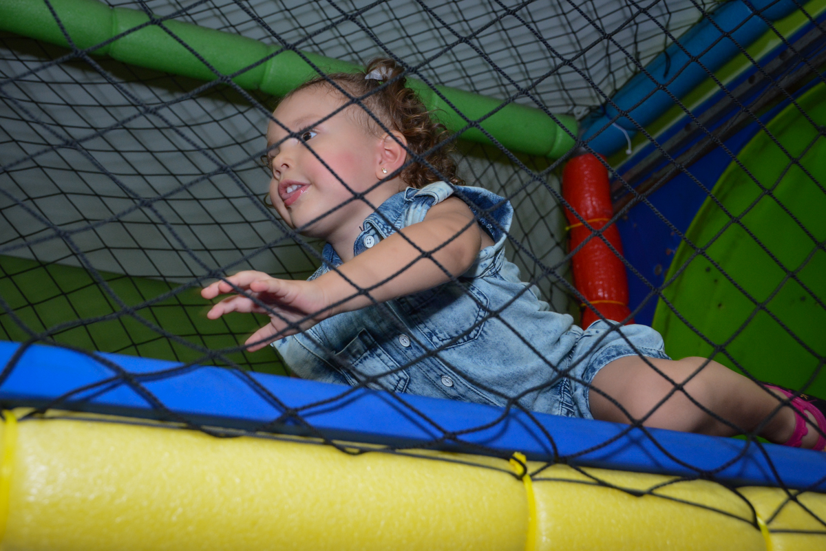 bagunça no brinquedão na Festa infantil, Ana Clara 2 aninhos, tema da festa Minie Vermelha, Buffet Balão Mágico, Osaco, SP