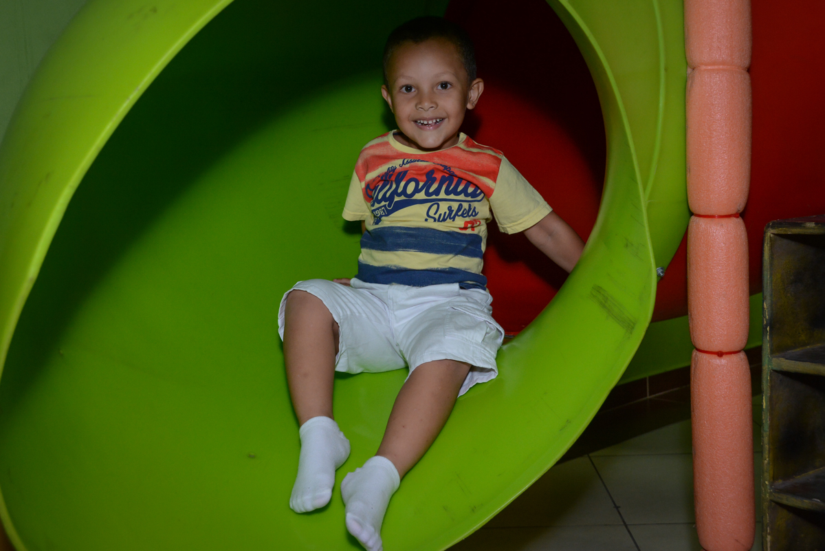 amiguinho brinca no brinquedão no Festa infantil, Ana Clara 2 aninhos, tema da festa Minie Vermelha, Buffet Balão Mágico, Osaco, SP