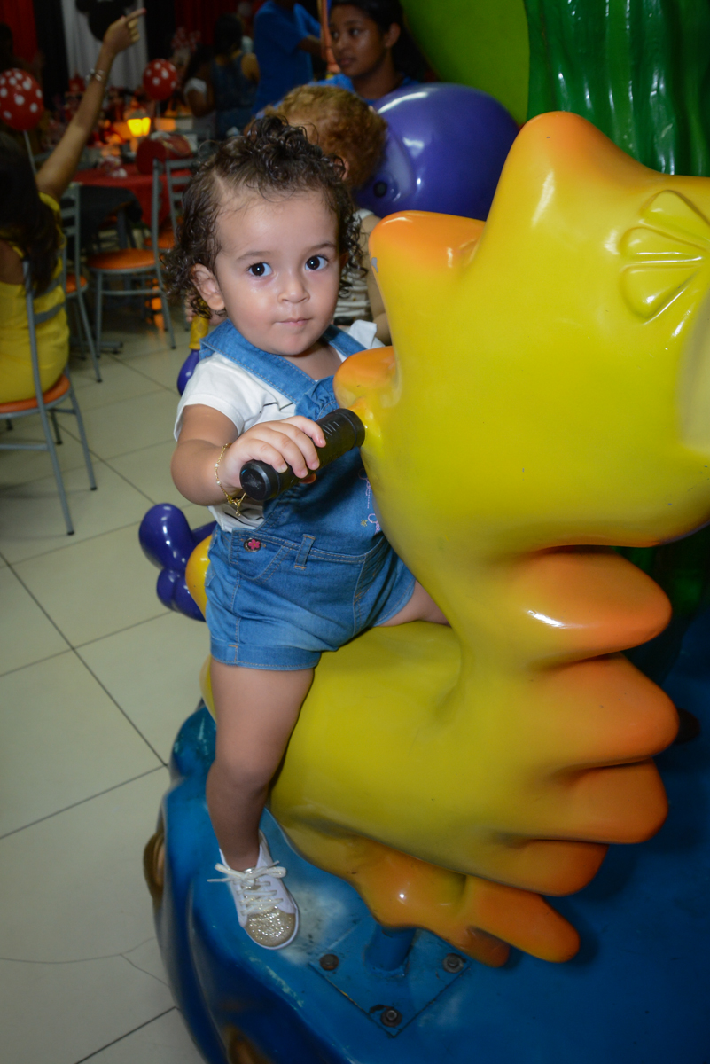 A convidada se diverte no carrossel na Festa infantil, Ana Clara 2 aninhos, tema da festa Minie Vermelha, Buffet Balão Mágico, Osaco, SP