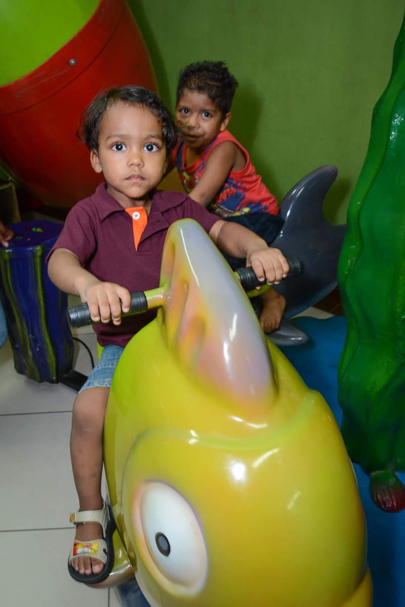 mais amiguinhos brincam no carrossel na Festa infantil, Ana Clara 2 aninhos, tema da festa Minie Vermelha, Buffet Balão Mágico, Osaco, SP