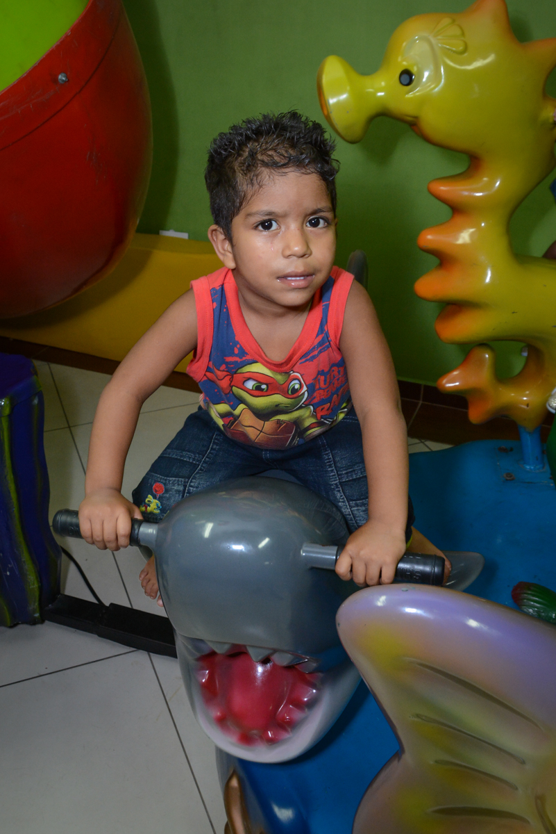 girando no carrossel sentado na baleia no Festa infantil, Ana Clara 2 aninhos, tema da festa Minie Vermelha, Buffet Balão Mágico, Osaco, SP