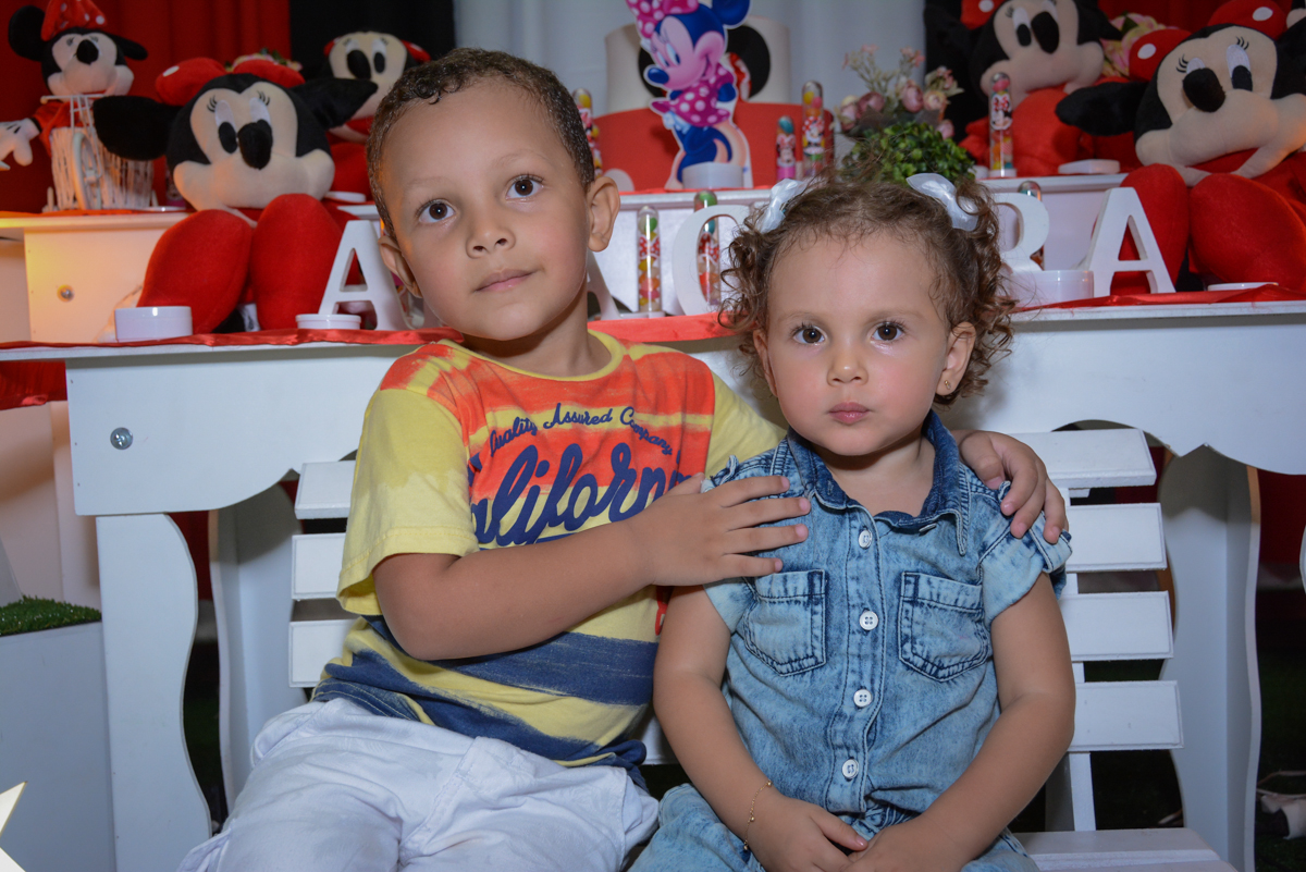 fotografia da aniversariante com o amigo em frente a mesa decorada na Festa infantil, Ana Clara 2 aninhos, tema da festa Minie Vermelha, Buffet Balão Mágico, Osaco, SP