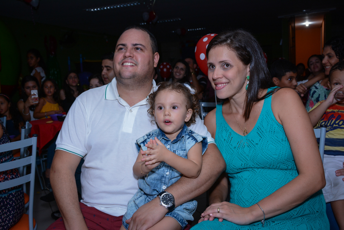 assistindo a retrospectiva na Festa infantil, Ana Clara 2 aninhos, tema da festa Minie Vermelha, Buffet Balão Mágico, Osaco, SP