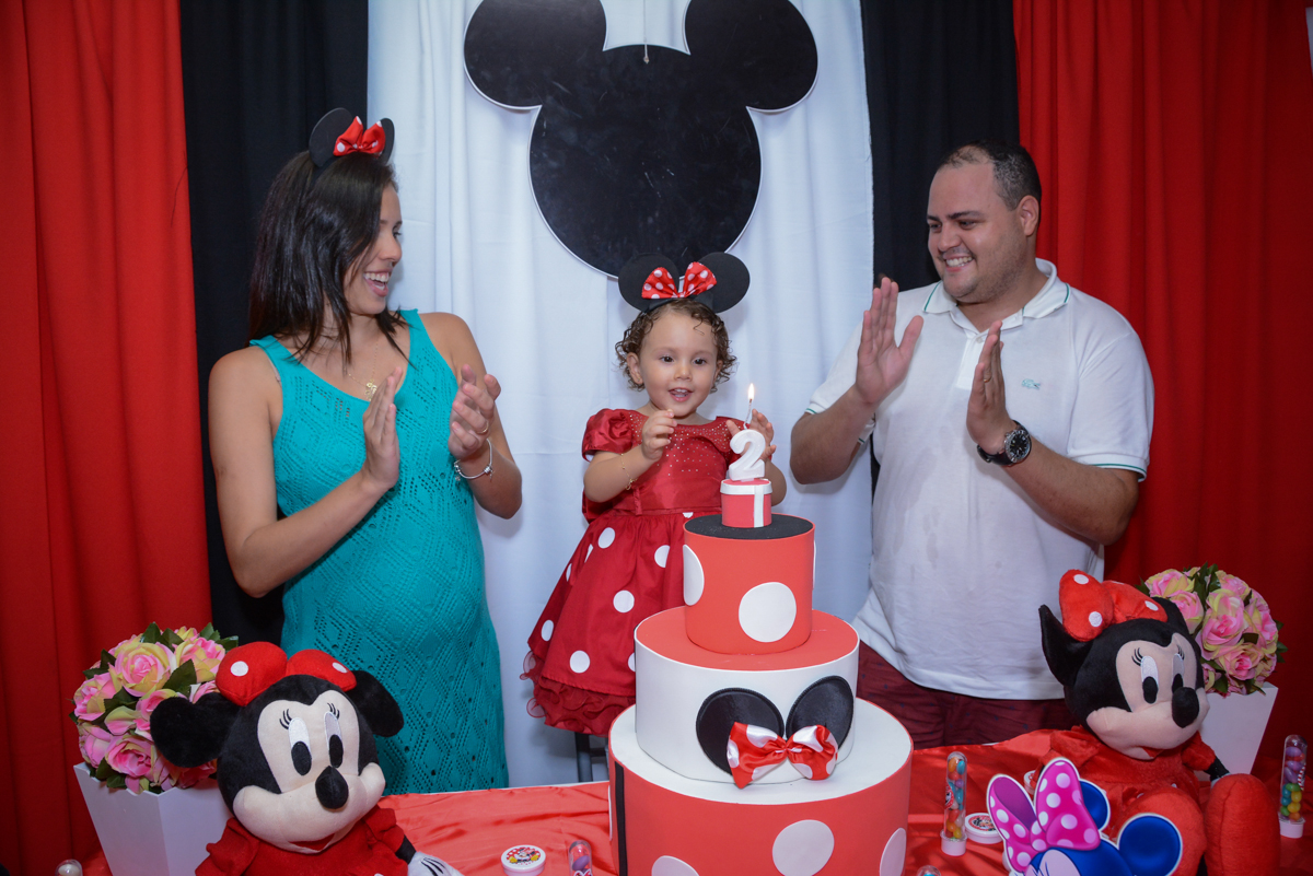 hora de cantar parabéns para a aniversariante na Festa infantil, Ana Clara 2 aninhos, tema da festa Minie Vermelha, Buffet Balão Mágico, Osaco, SP