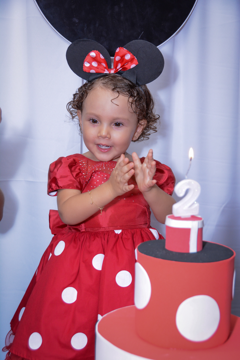 Muita alegria no parabéns da Ana Clara 2 aninhos na Festa infantil, Ana Clara 2 aninhos, tema da festa Minie Vermelha, Buffet Balão Mágico, Osaco, SP