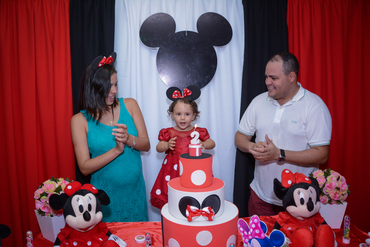 Aniversariante fica feliz na hora do parabéns na Festa infantil, Ana Clara 2 aninhos, tema da festa Minie Vermelha, Buffet Balão Mágico, Osaco, SP