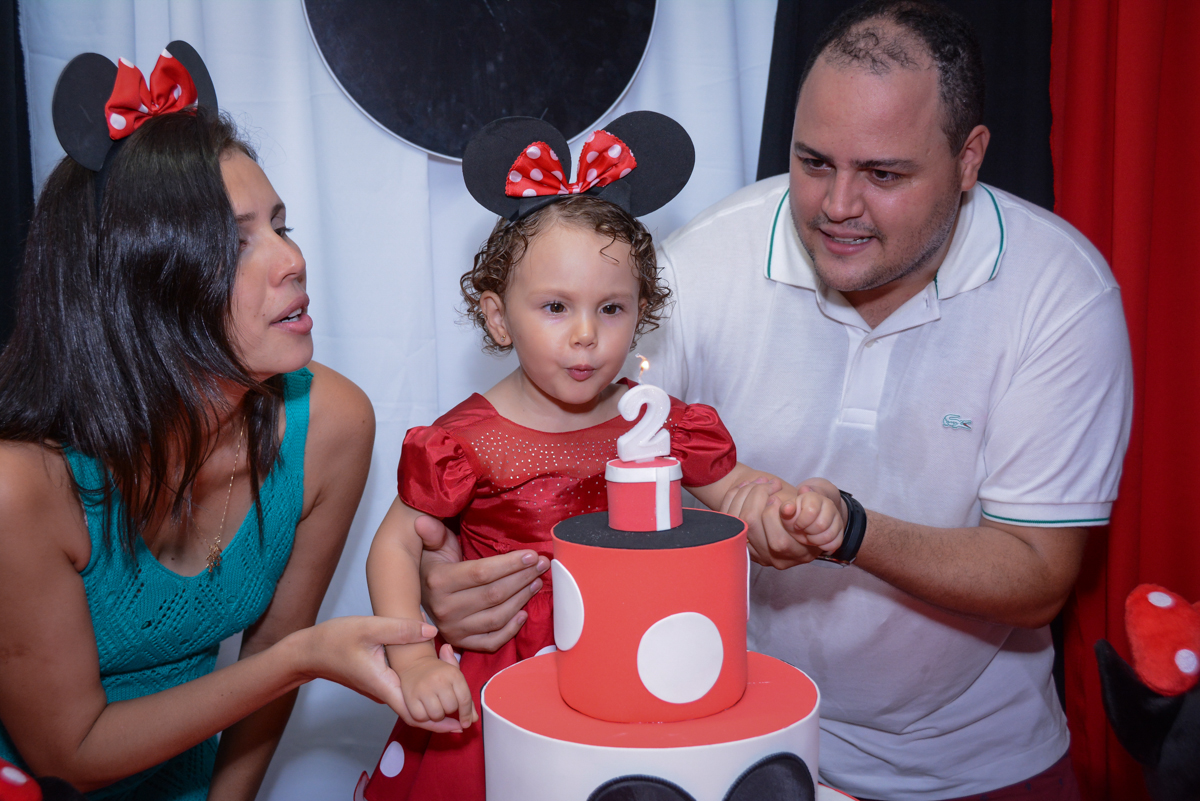 soprando a velinha do bolo na Festa infantil, Ana Clara 2 aninhos, tema da festa Minie Vermelha, Buffet Balão Mágico, Osaco, SP