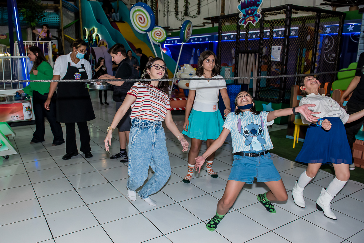 gincanas divertidas com com os monitores da festa