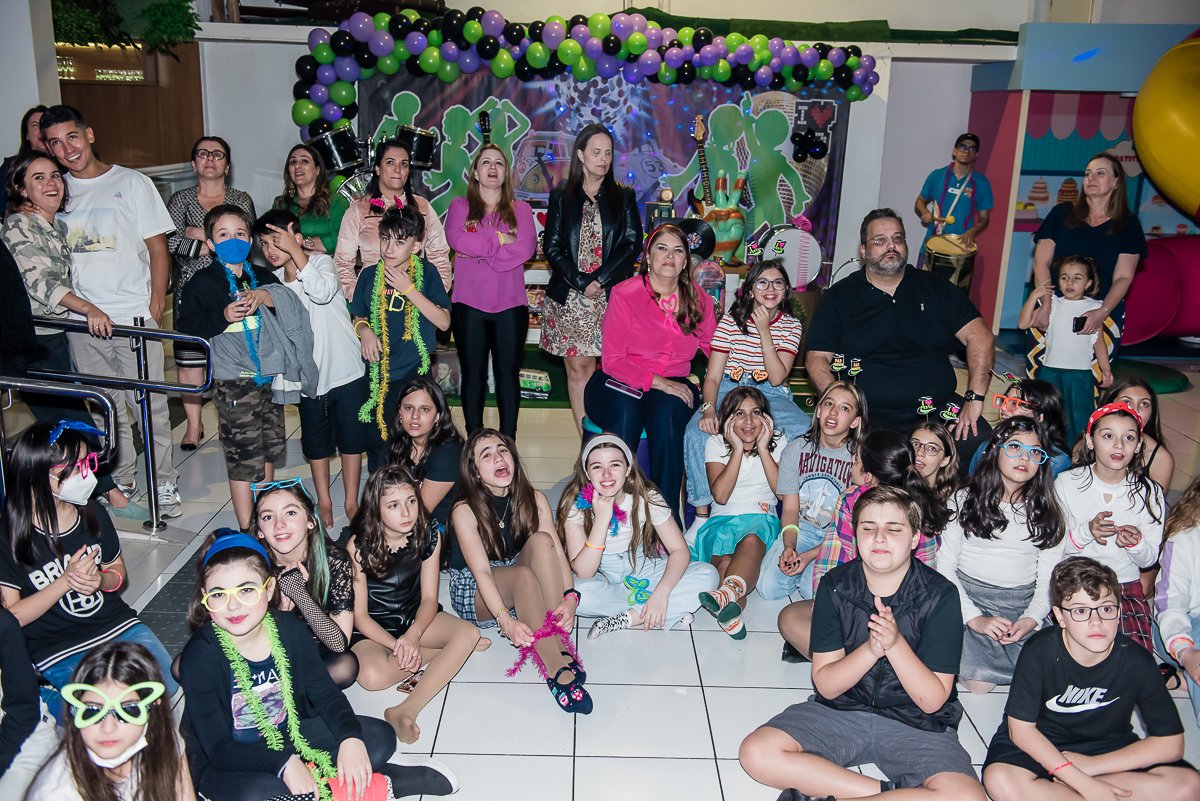 os convidados e familiares se emocionam com a retrospectiva