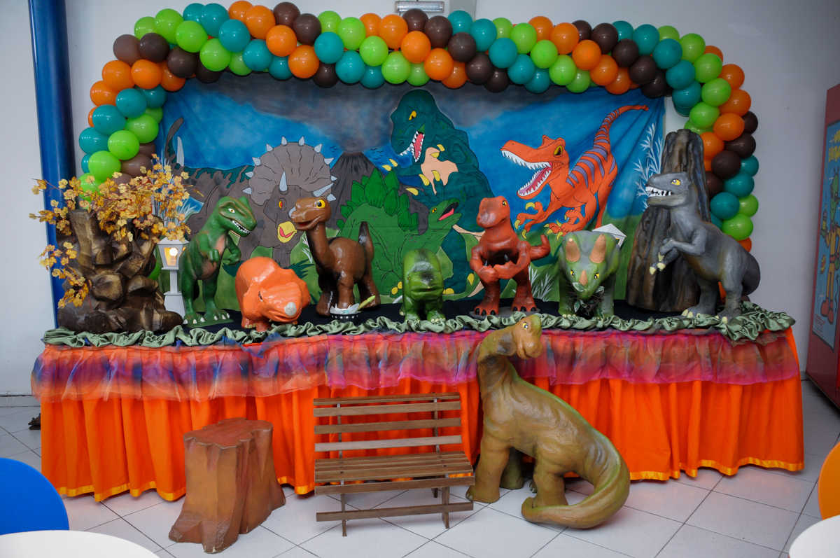 mesa decorada no Buffet Planeta 2, Butantã, SP, festa infantil fotografia infantil, aniversário de Fabrício 4 anos tema da mesa dinossauros