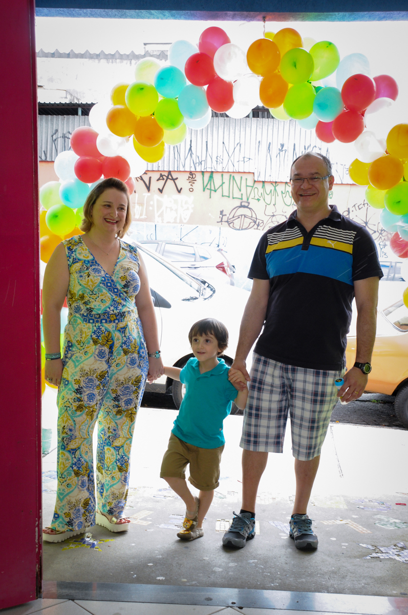 fotografia da família e baixo do arco de bexigas no Buffet Planeta 2, Butantã, SP, festa infantil fotografia infantil, aniversário de Fabrício 4 anos tema da mesa dinossauros