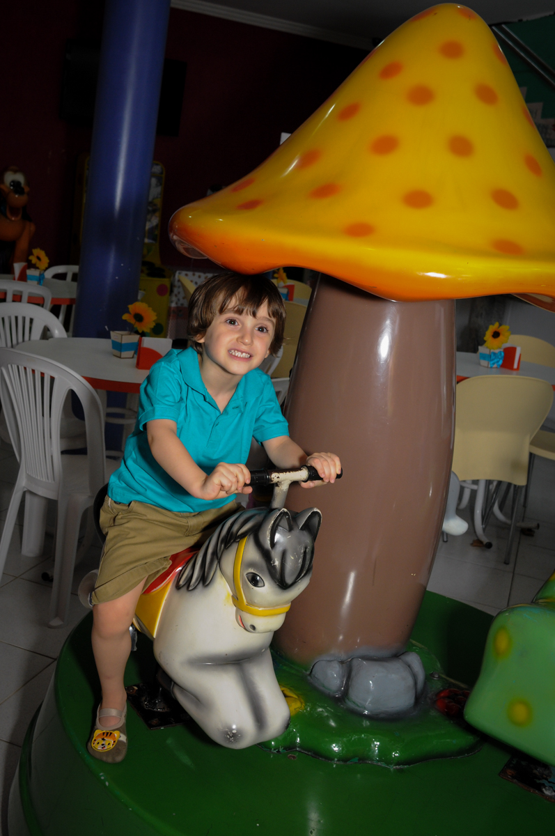 muito bom brincar no carrossel no Buffet Planeta 2, Butantã, SP, festa infantil fotografia infantil, aniversário de Fabrício 4 anos tema da mesa dinossauros