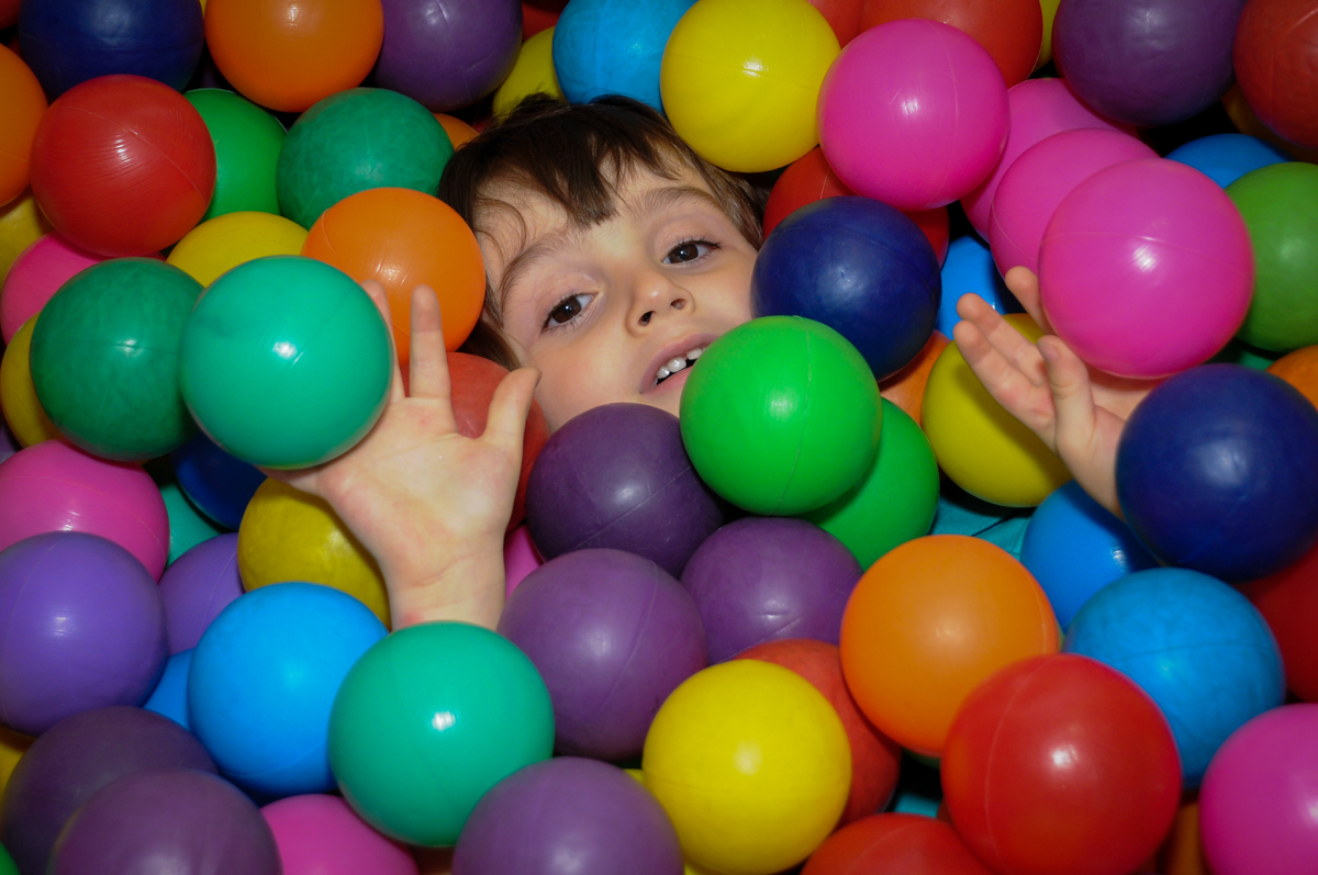 um mergulho na piscina de bolinha no Buffet Planeta 2, Butantã, SP, festa infantil fotografia infantil, aniversário de Fabrício 4 anos tema da mesa dinossauros