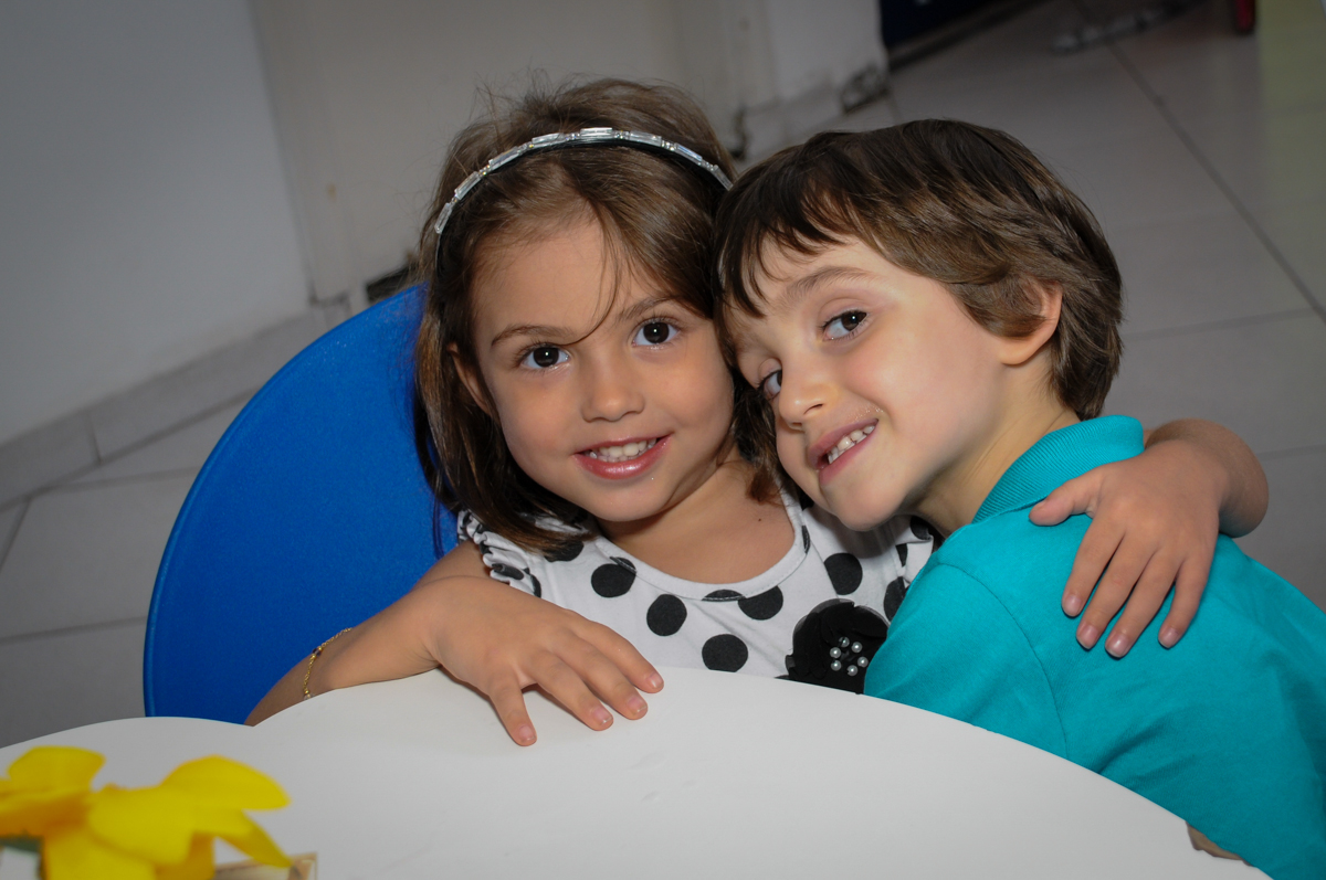 recebendo a amiguinha para sua festa no Buffet Planeta 2, Butantã, SP, festa infantil fotografia infantil, aniversário de Fabrício 4 anos tema da mesa dinossauros
