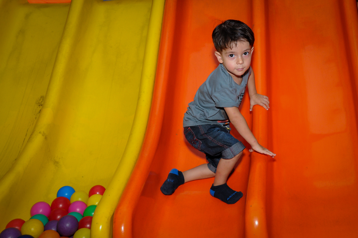 agora e vez de brincar no escorregador no Buffet Planeta 2, Butantã, SP, festa infantil fotografia infantil, aniversário de Fabrício 4 anos tema da mesa dinossauros