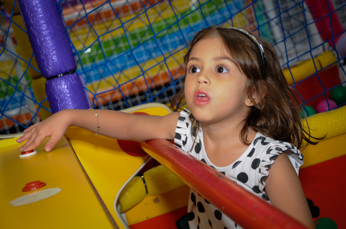bagunça no labamba no Buffet Planeta 2, Butantã, SP, festa infantil fotografia infantil, aniversário de Fabrício 4 anos tema da mesa dinossauros