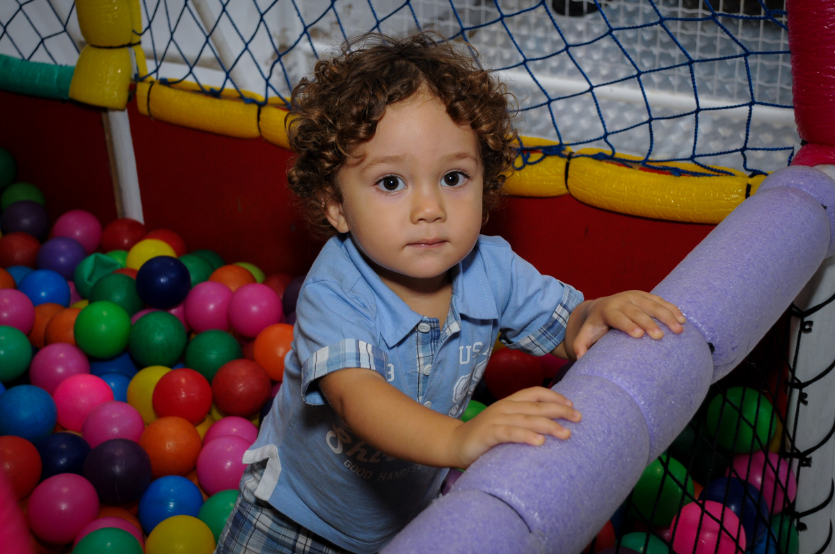 brincadeira divertida na piscina de bolinha no Buffet Planeta 2, Butantã, SP, festa infantil fotografia infantil, aniversário de Fabrício 4 anos tema da mesa dinossauros