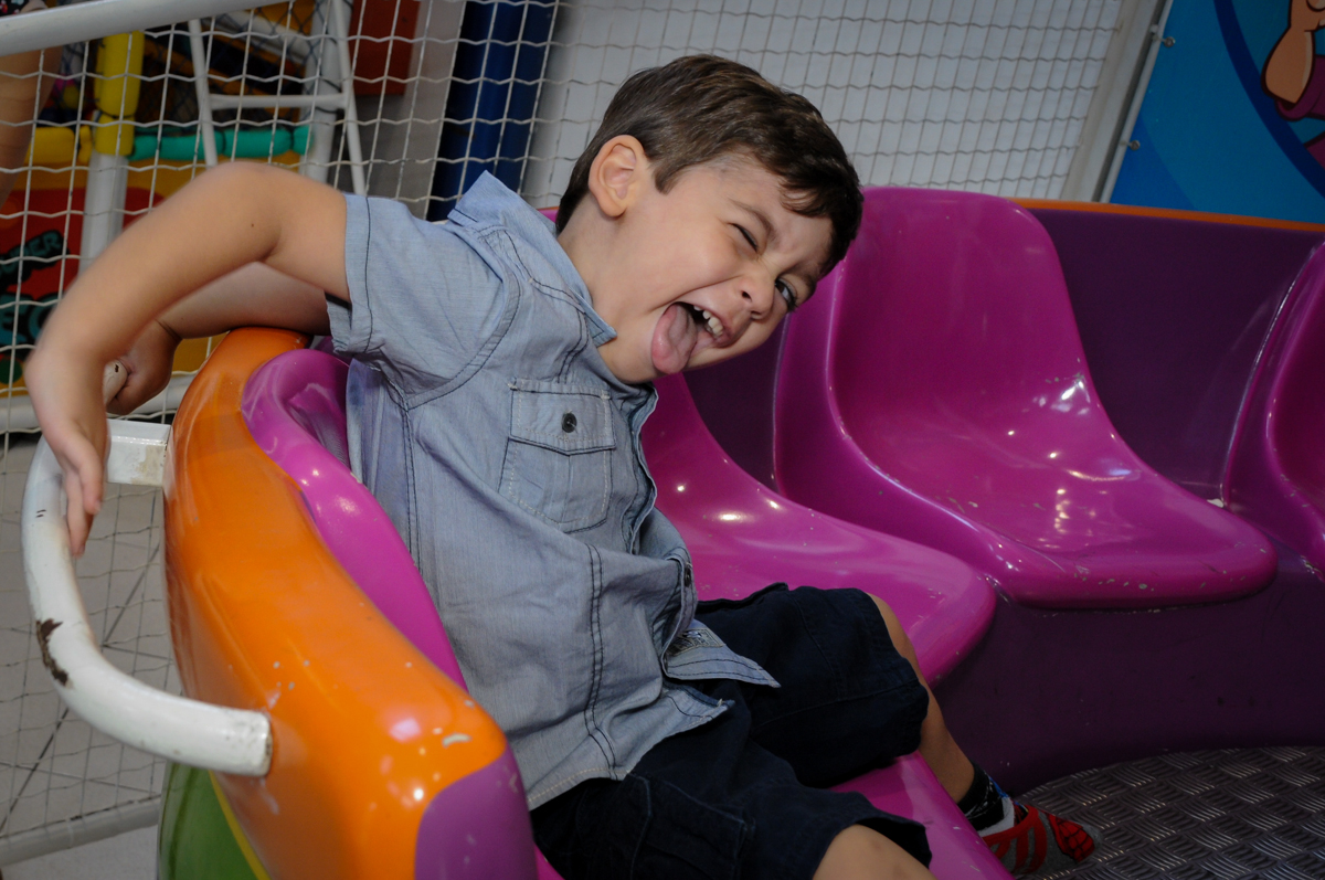 fazendo careta para a fotografia no Buffet Planeta 2, Butantã, SP, festa infantil fotografia infantil, aniversário de Fabrício 4 anos tema da mesa dinossauros