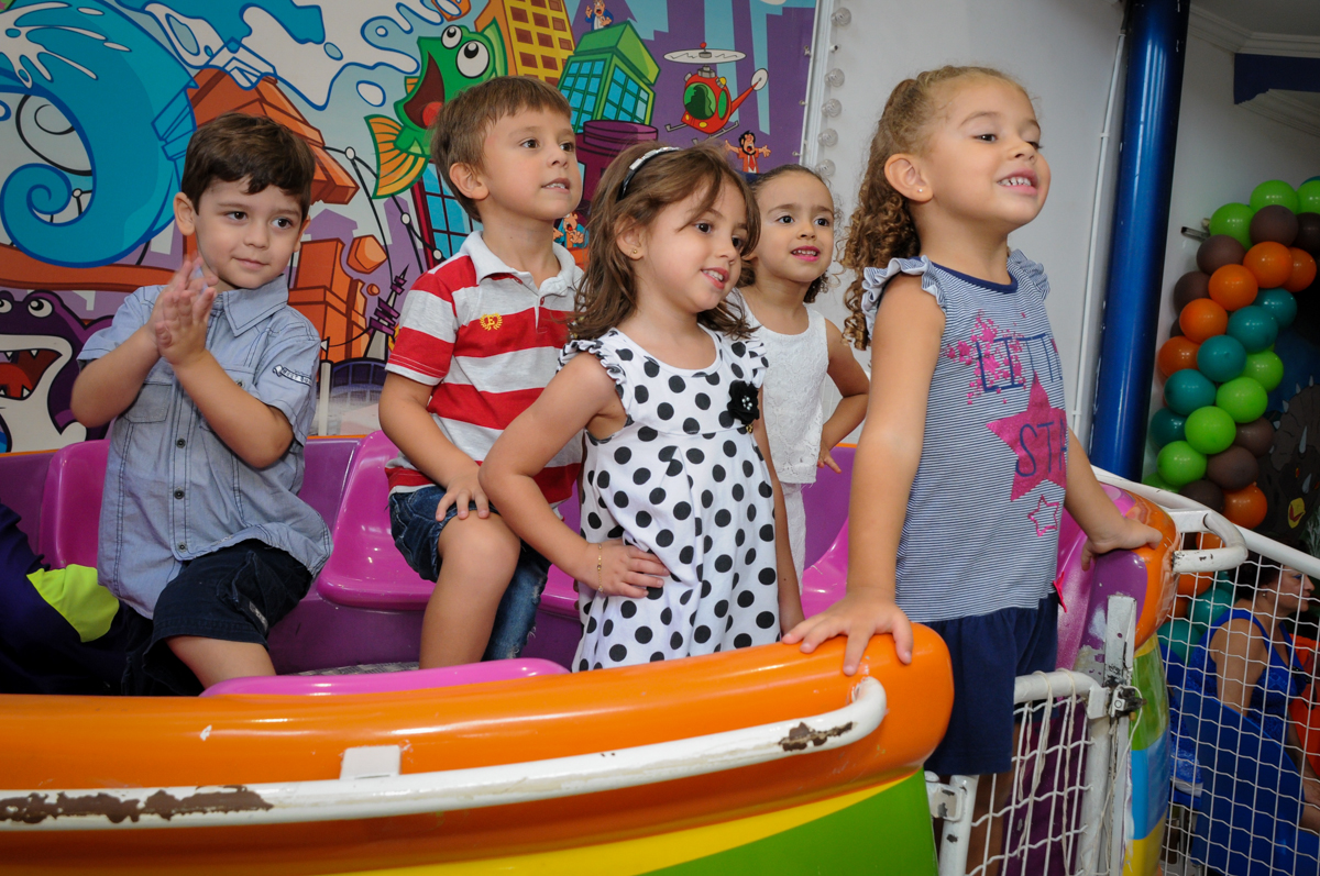 as crianças posam para foto no labamba no Buffet Planeta 2, Butantã, SP, festa infantil fotografia infantil, aniversário de Fabrício 4 anos tema da mesa dinossauros