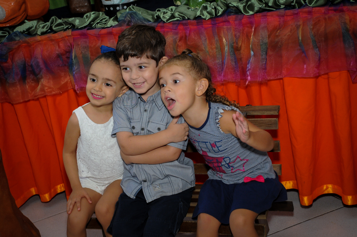 bagunça na hora da foto em frente a mesa decorada no Buffet Planeta 2, Butantã, SP, festa infantil fotografia infantil, aniversário de Fabrício 4 anos tema da mesa dinossauros