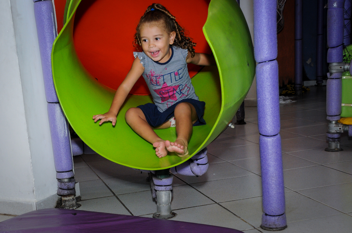 o escorregador do brinquedão é muito legal no Buffet Planeta 2, Butantã, SP, festa infantil fotografia infantil, aniversário de Fabrício 4 anos tema da mesa dinossauros