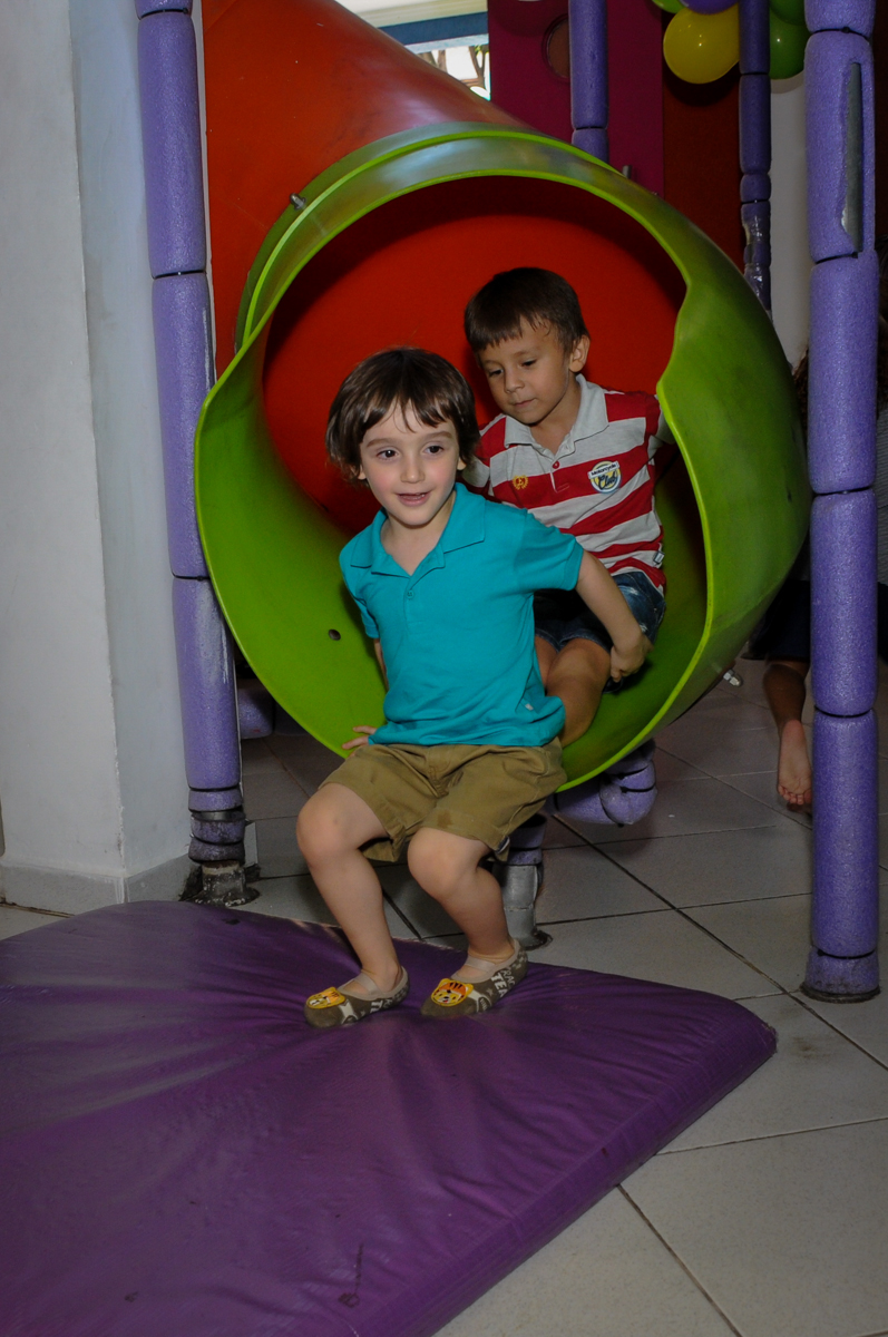 trenzinho de crianças no escorregador do brinquedão no Buffet Planeta 2, Butantã, SP, festa infantil fotografia infantil, aniversário de Fabrício 4 anos tema da mesa dinossauros
