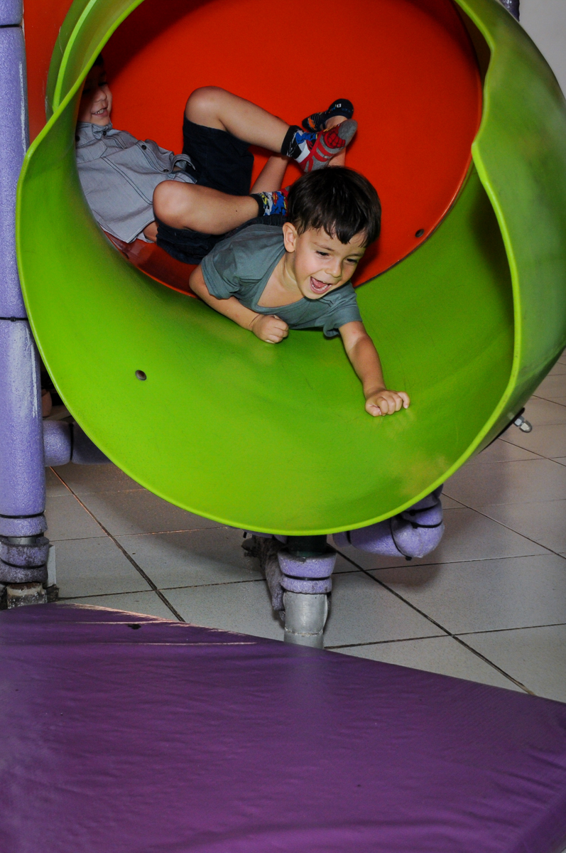 mais brincadeira no escorregador do brinquedão no Buffet Planeta 2, Butantã, SP, festa infantil fotografia infantil, aniversário de Fabrício 4 anos tema da mesa dinossauros