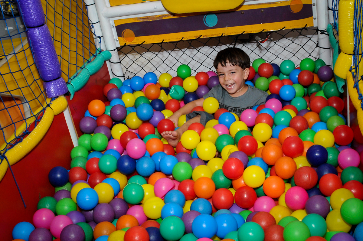 piscina de bolinha também é o brinquedo preferido no Buffet Planeta 2, Butantã, SP, festa infantil fotografia infantil, aniversário de Fabrício 4 anos tema da mesa dinossauros