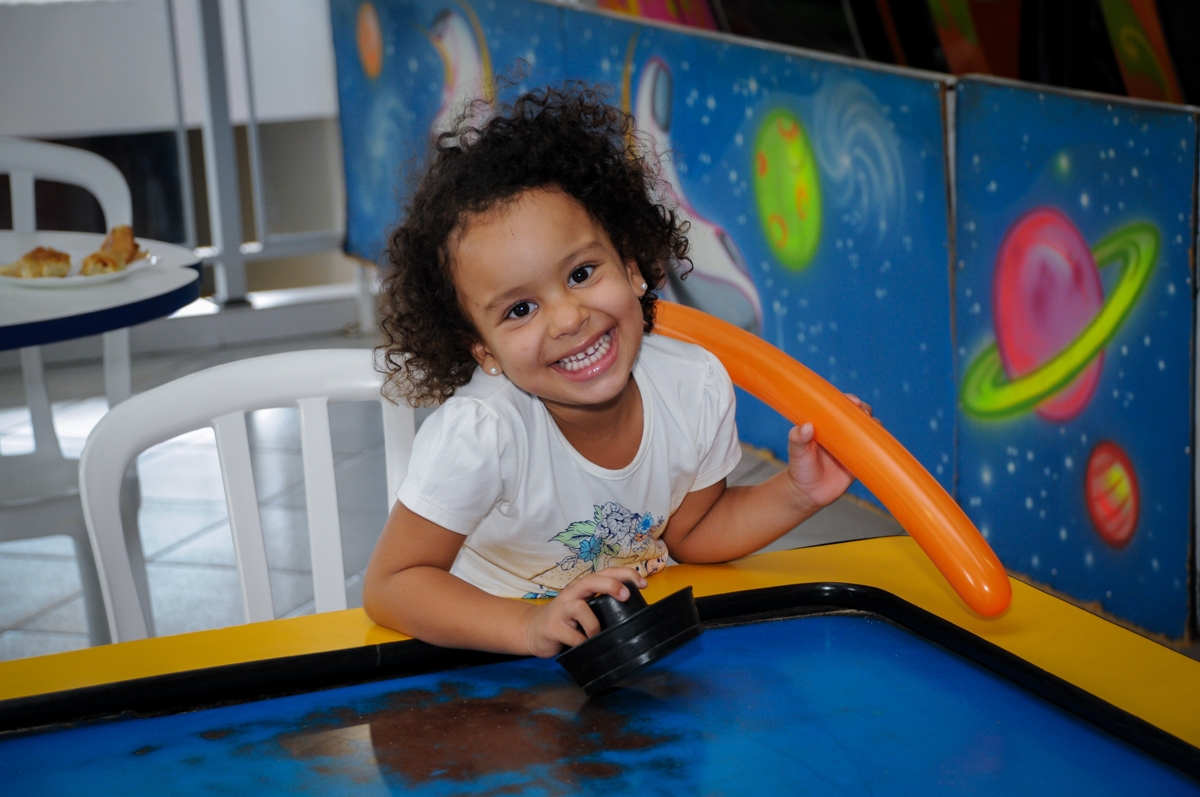 sorriso lindo para fazer a foto no Buffet Planeta 2, Butantã, SP, festa infantil fotografia infantil, aniversário de Fabrício 4 anos tema da mesa dinossauros