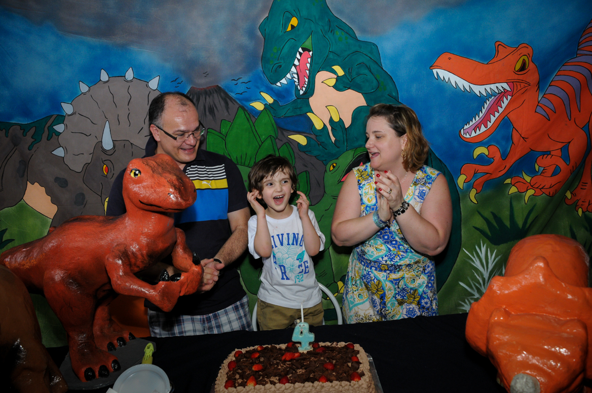 hora de cantar parabéns no Buffet Planeta 2, Butantã, SP, festa infantil fotografia infantil, aniversário de Fabrício 4 anos tema da mesa dinossauros