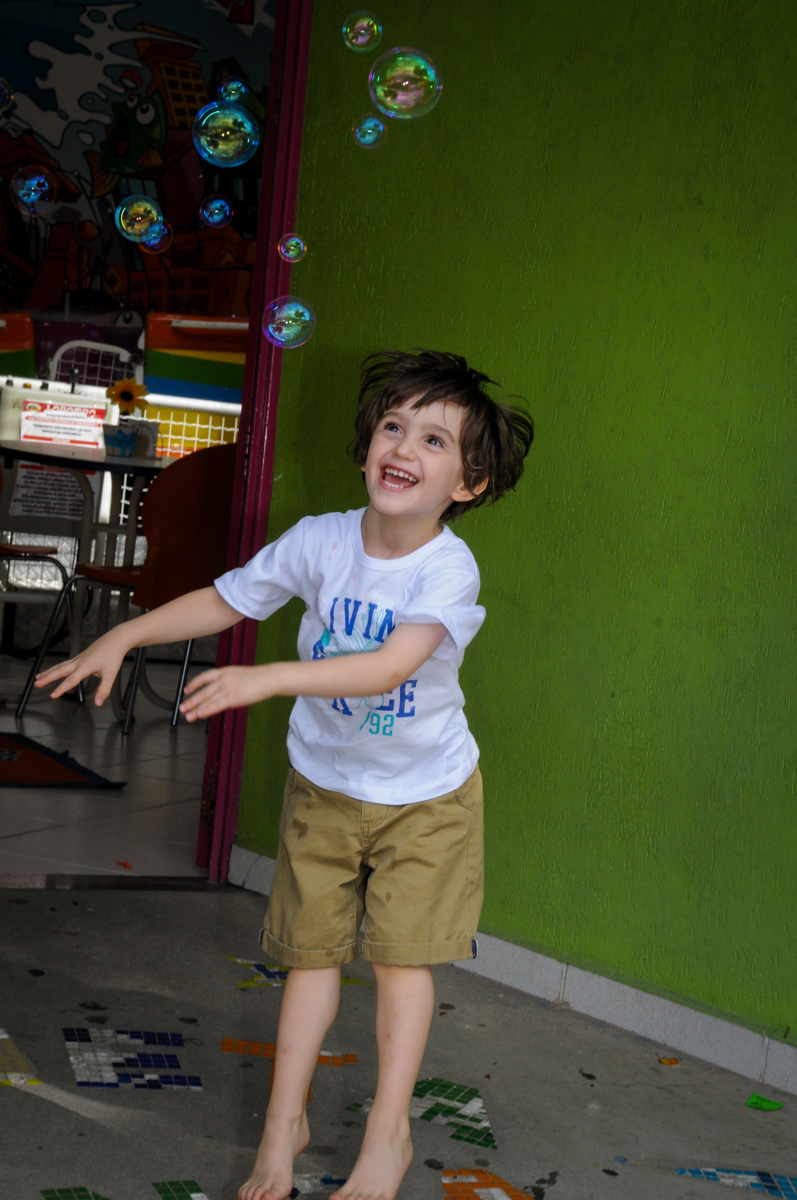 pulando de alegria no final da festa no