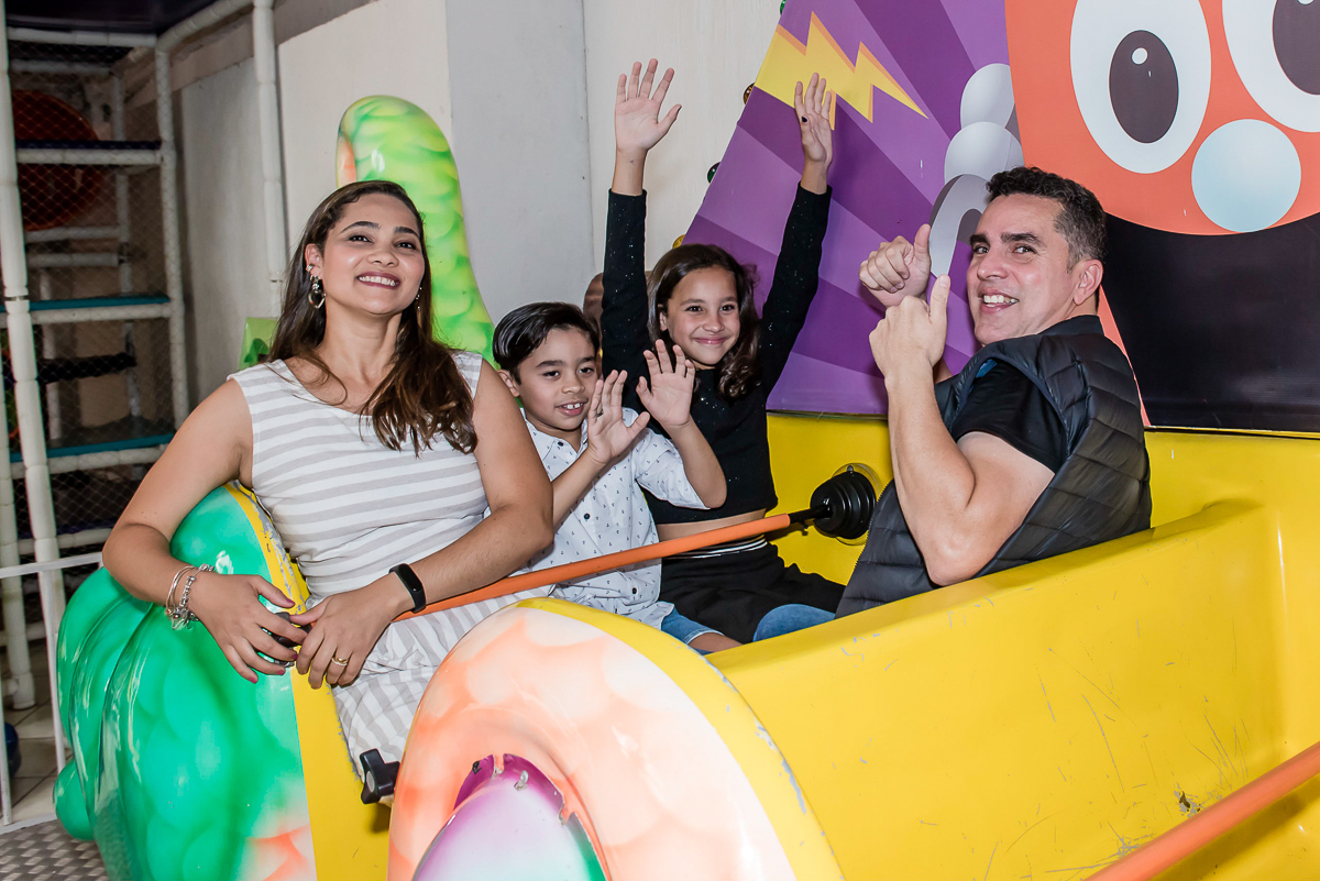 a família curtiram todos os brinquedos do buffet 