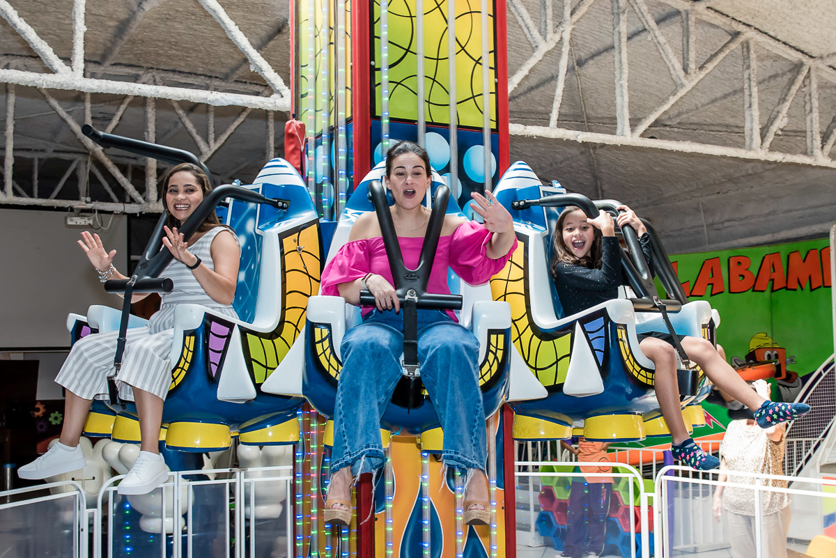 os convidados chegaram e aproveitam o brinquedo elevador