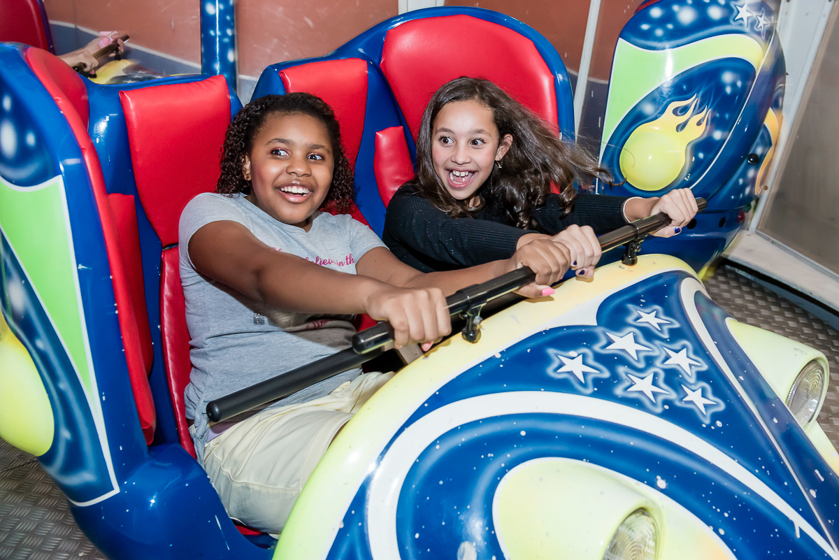 beatriz e a amiga se divertem no brinquedo jornada nas estrelas