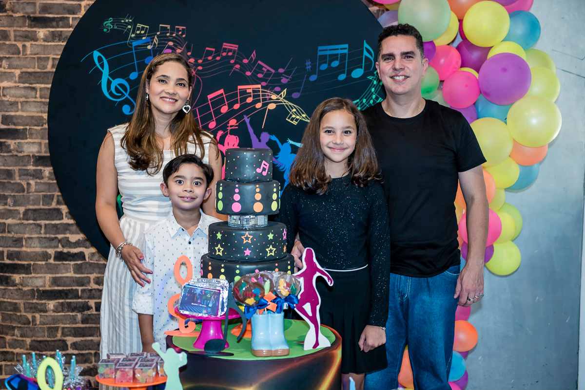 fotografia da família na mesa decorada