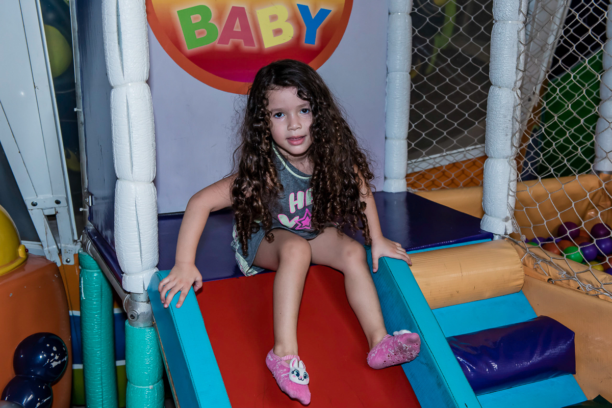 olha que coisinha linda curtindo o escorregador baby