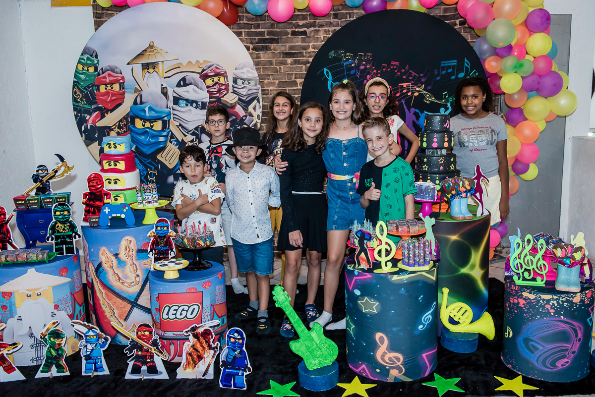 os amigos fazem foto na mesa do bolo