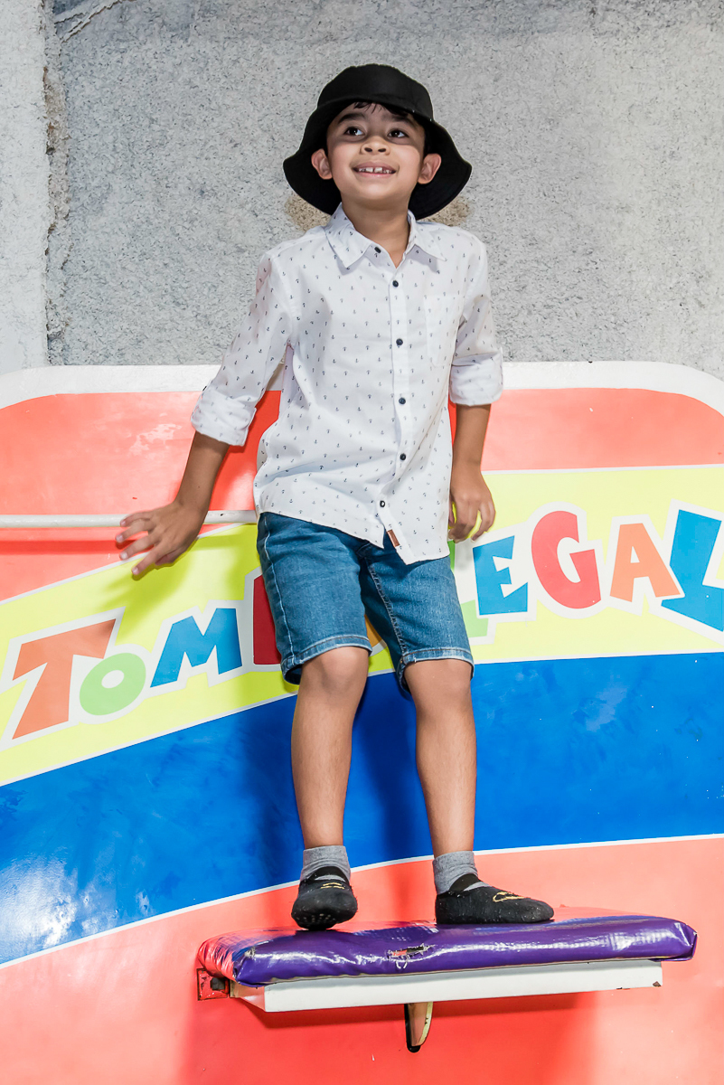 caindo na piscina de bolinhas