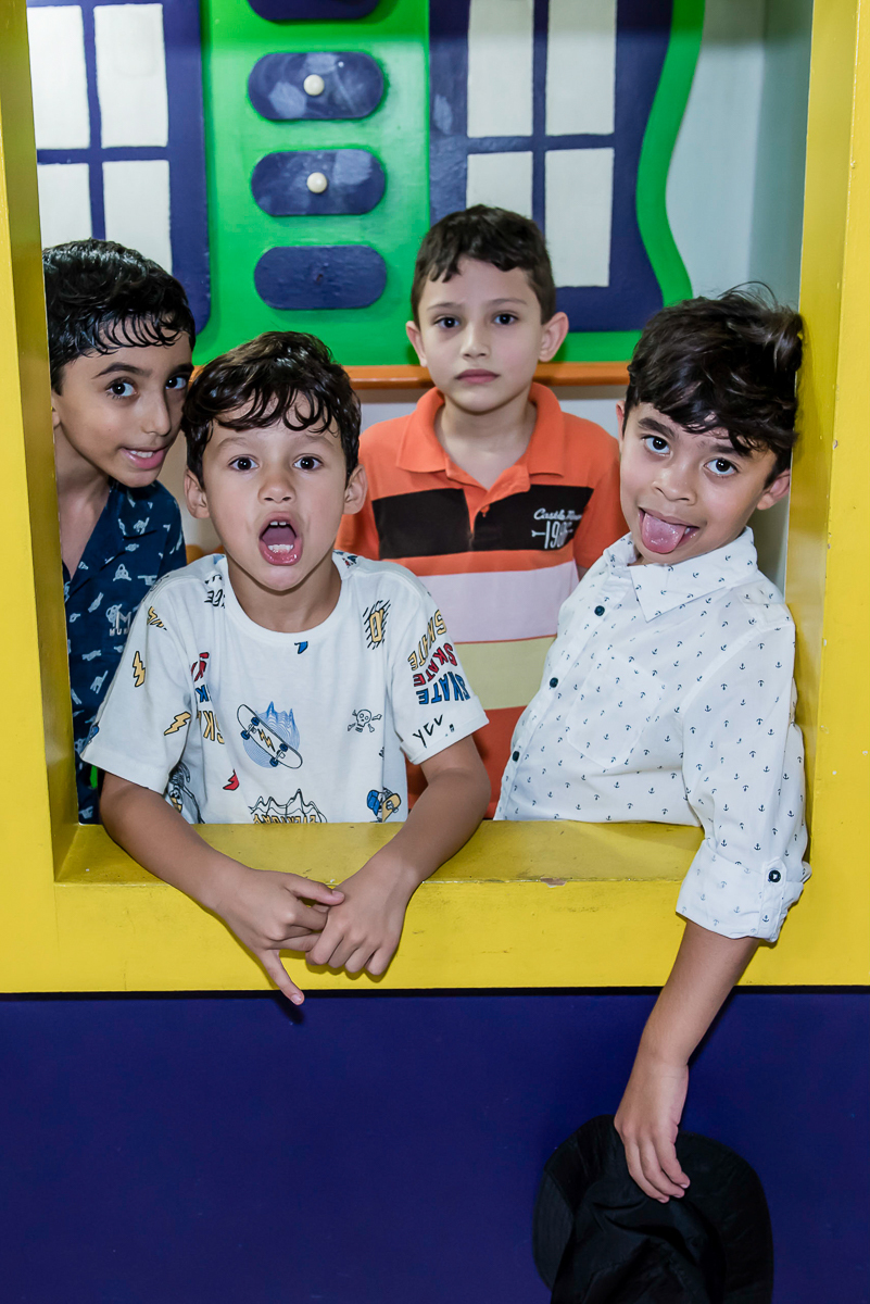 foto engraçada na janela da casinha de bonecas